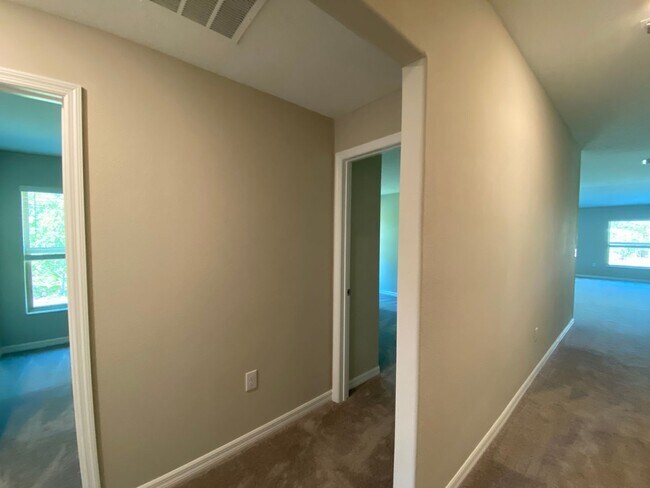 Building Photo - SW location 4/2/2 **WON'T LAST**