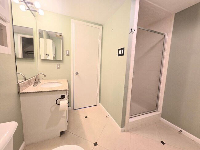 Building Photo - 3103 Eisenhauer Rd