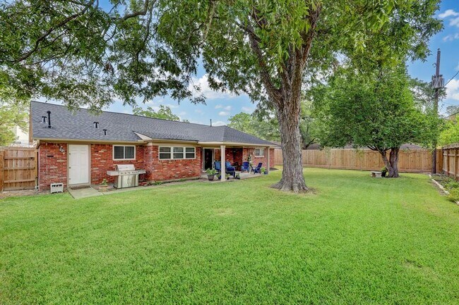 Building Photo - 2910 Freshmeadows Dr