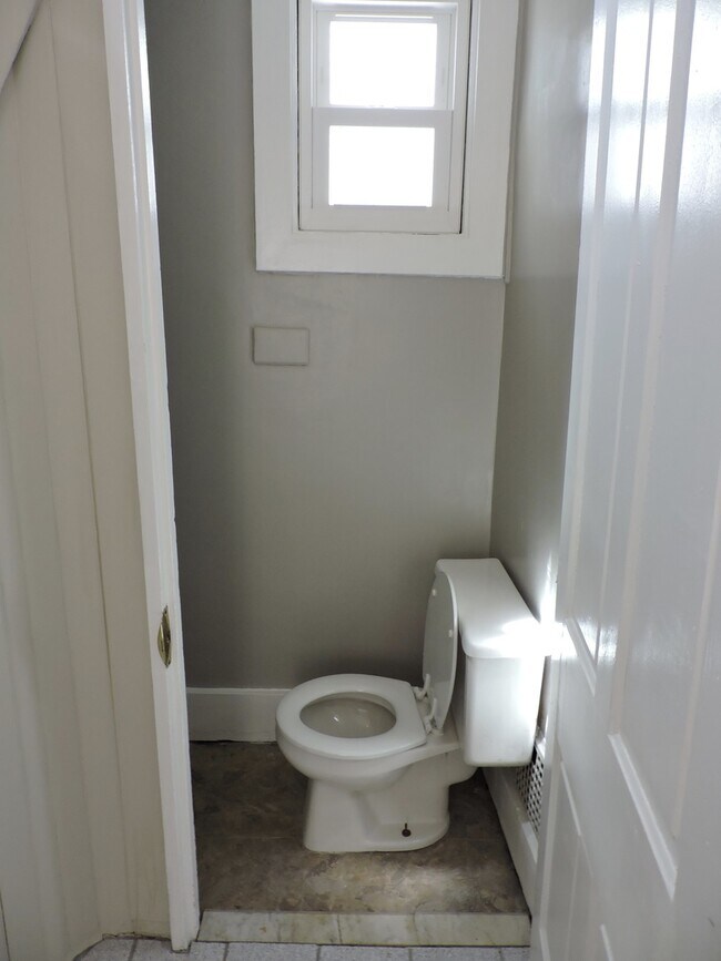 Building Photo - 4 bed/1.5 bath Rental Mins. from UC Only $...