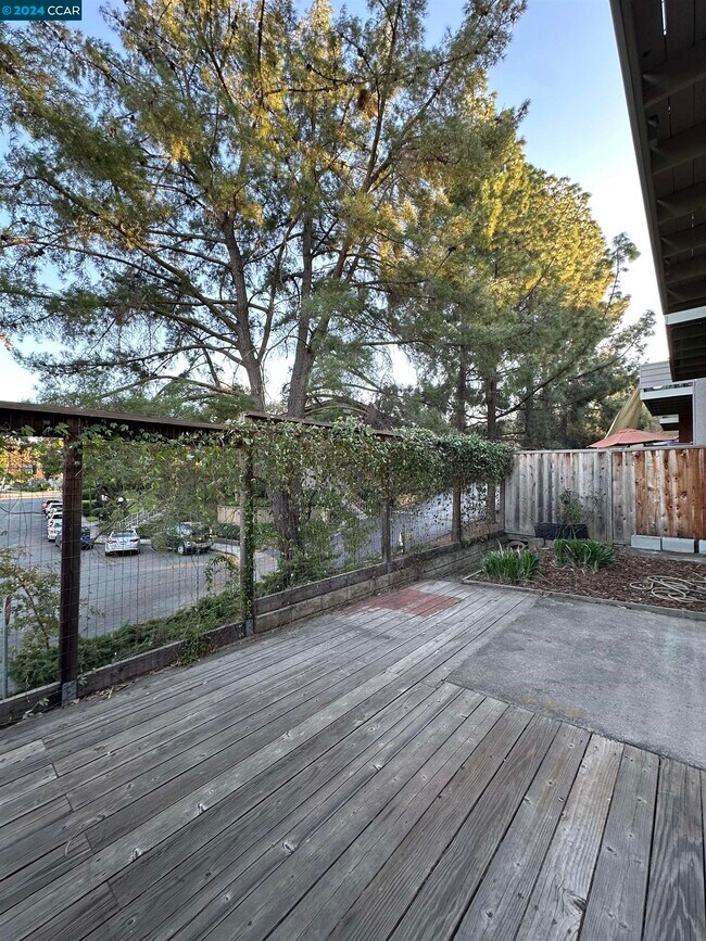 Building Photo - 1700 Siskiyou Dr