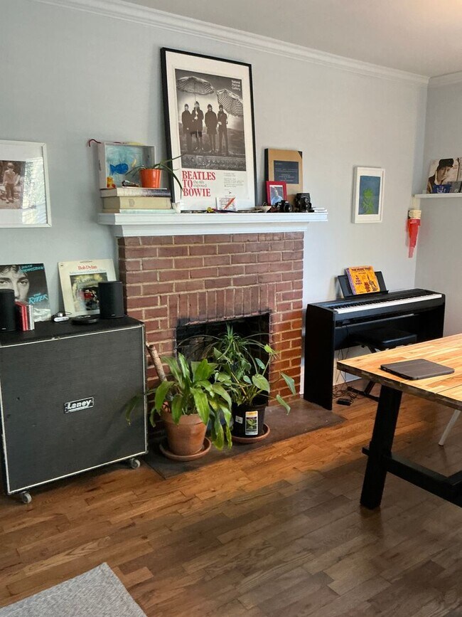 Building Photo - Charming 3 bedroom/ 2 bathroom Home Close to UGA and Hospitals!