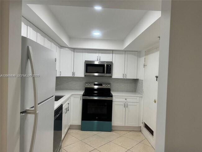 Building Photo - 400 Kings Point Dr