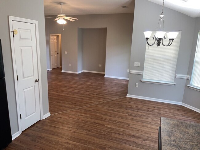 Building Photo - 149 Lancaster Way