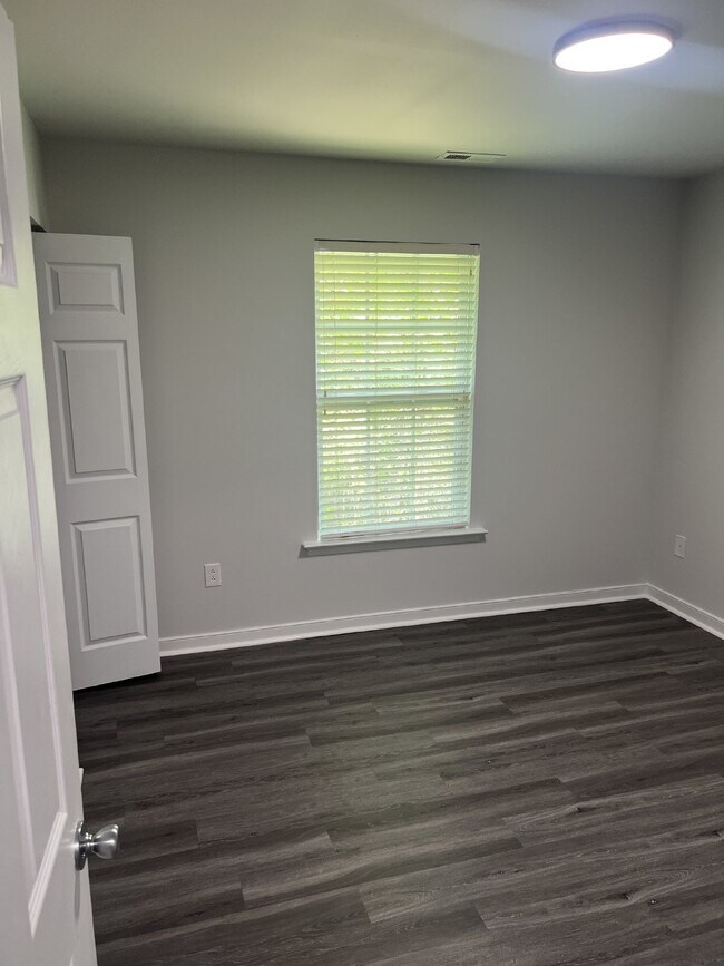 Building Photo - Spacious 6-Bedroom Home with 3 Bathrooms i...