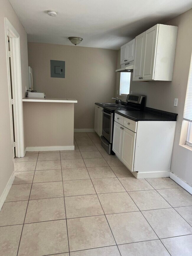 Building Photo - 639 46th St