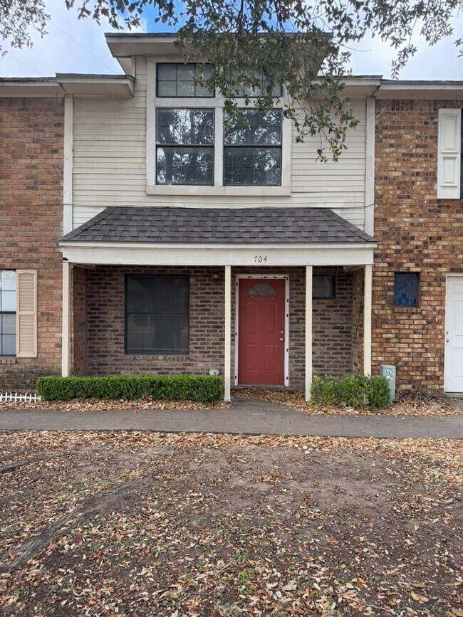 Building Photo - Conveniently Located 2 Bedroom Unit