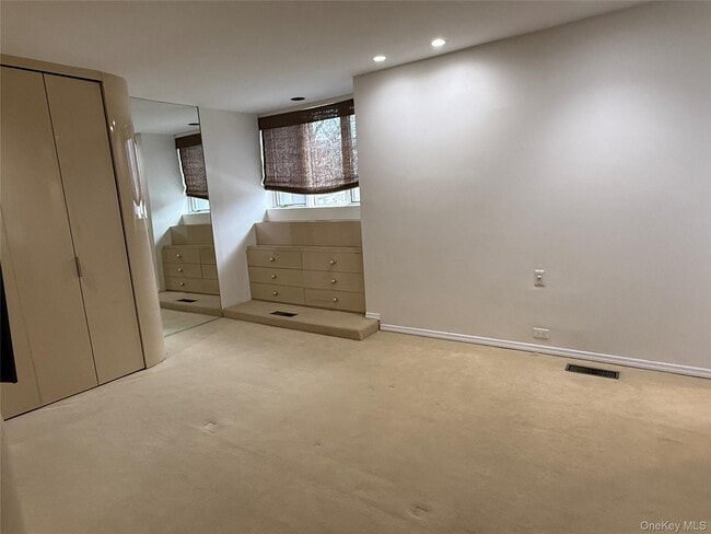 Building Photo - 130 S Middle Neck Rd