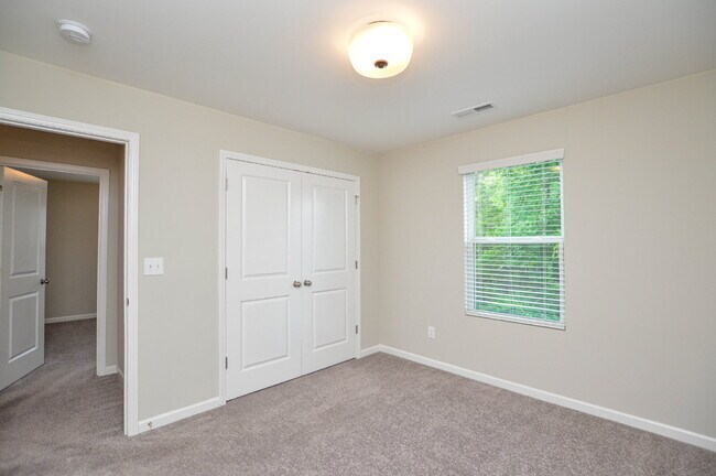 Building Photo - Spacious 4 Bedroom Home with 1st Floor Primary Suite in Austen Lakes  4 Bedrooms | 2.5 Bathrooms ...