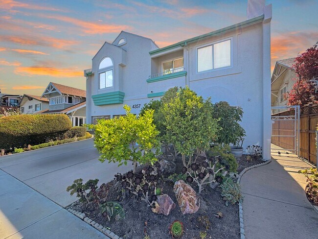 Building Photo - Stunning 2BD/2BA Condo in University Heigh...