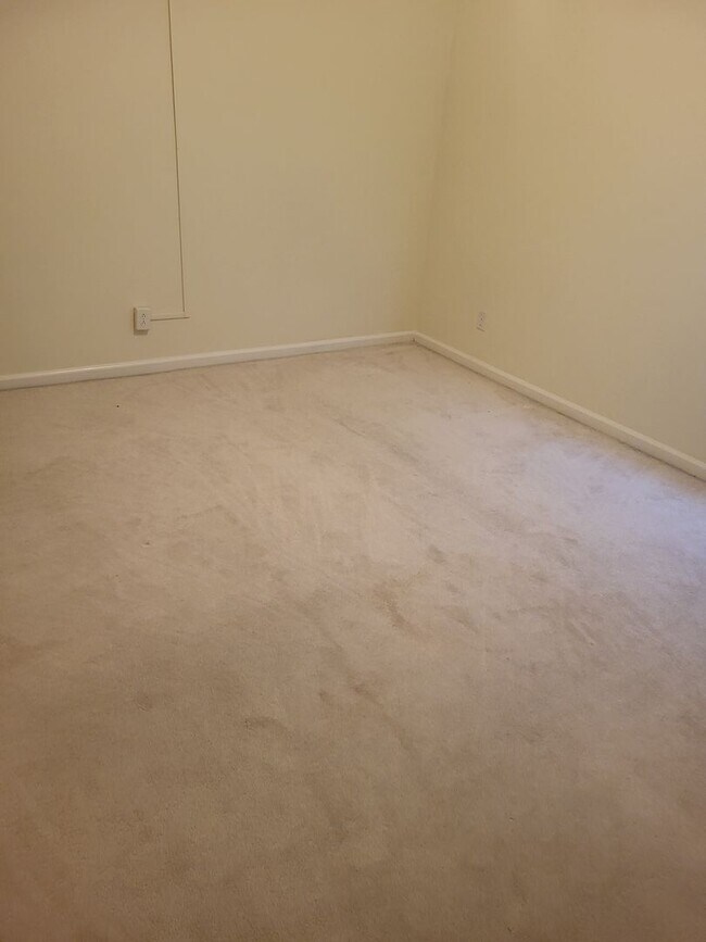 Building Photo - 5049 Pine Lake Ct