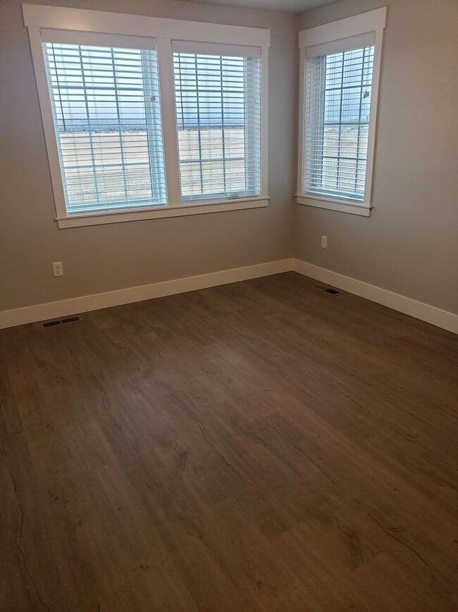 Building Photo - Ravishing 2 bed 2 1/2 bath condo in Annafield subdivision