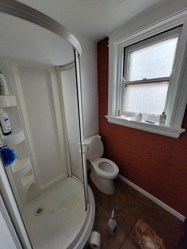 Building Photo - 2215 Victor St