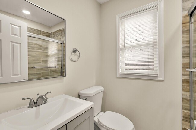 Building Photo - 4131 Hunt Pl NE