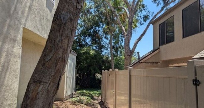 Building Photo - Charming 3 Bedroom, 2.5 Bath end unit Town...