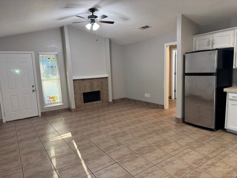 Building Photo - 700 Long Ct