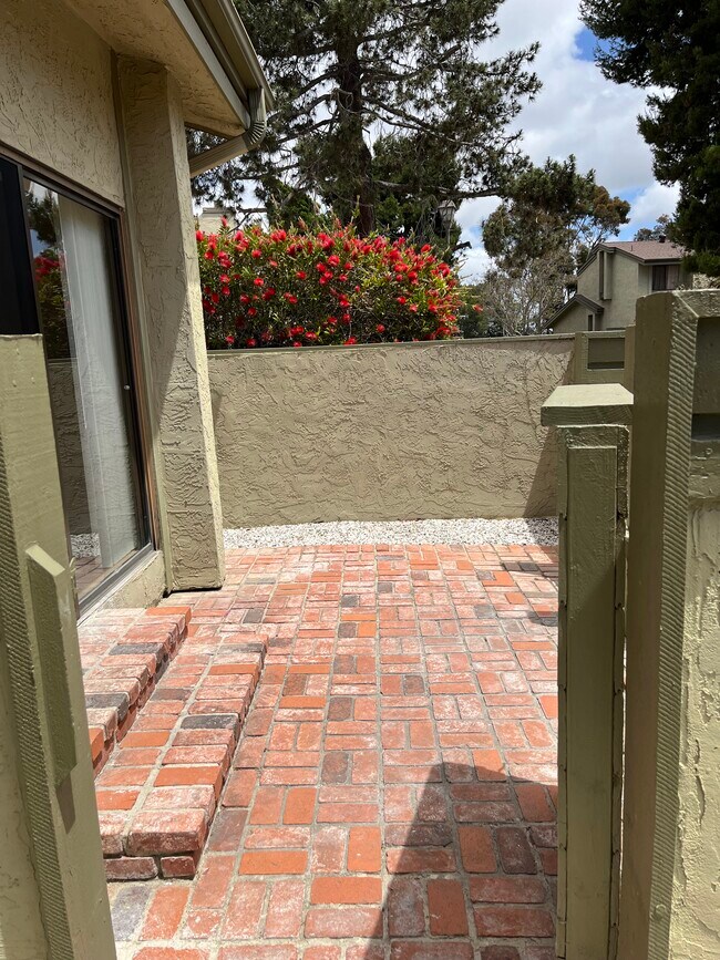 Building Photo - 3304 Caminito Eastbluff