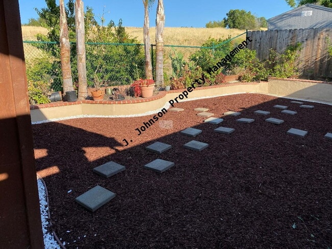 Building Photo - Beautiful 4 bed 2 bth home