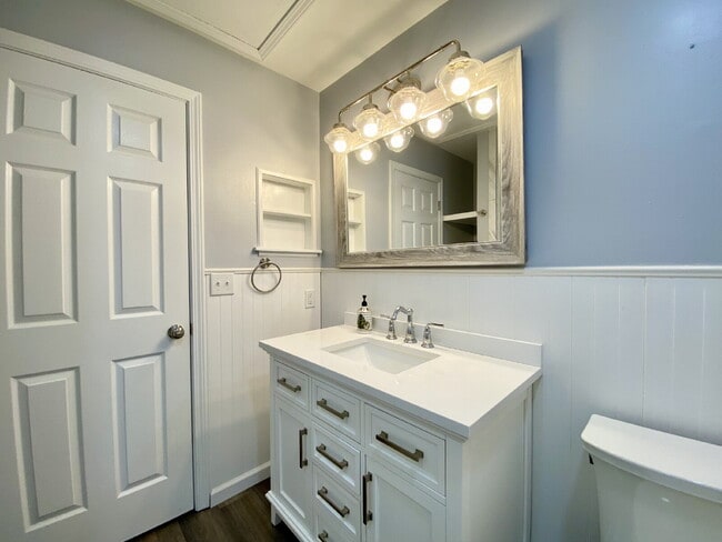 Building Photo - Modern & Completely Renovated Condo in the...