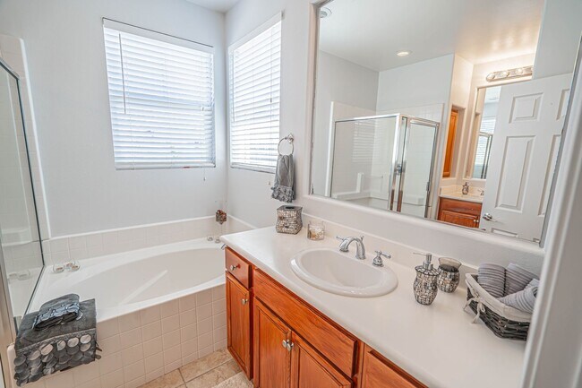 Building Photo - Fully Furnished House - Short Term Lease -...