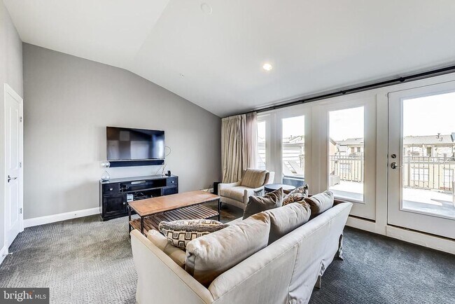 Building Photo - 10821 Symphony Park Dr