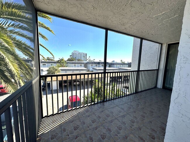 Building Photo - STUNNING SEASONAL 2/2 CORNER CONDO WITH OV...