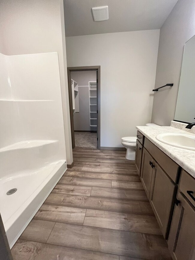 Building Photo - Spacious 2 Bed/2 Bath House with 3 Car Garage!