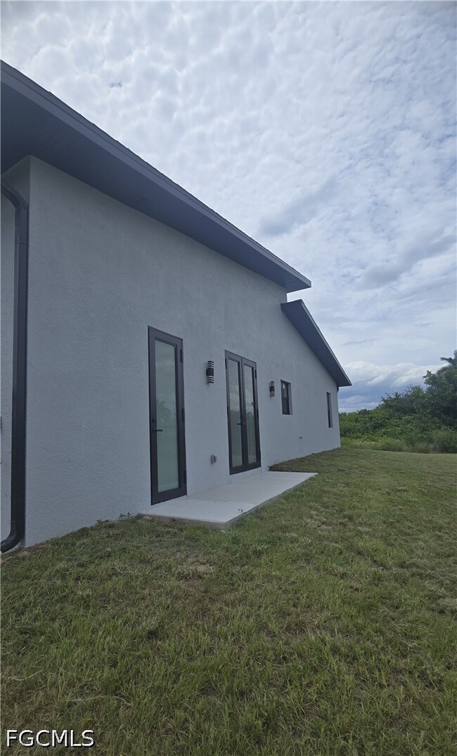 Building Photo - 515 Croydon Ave S