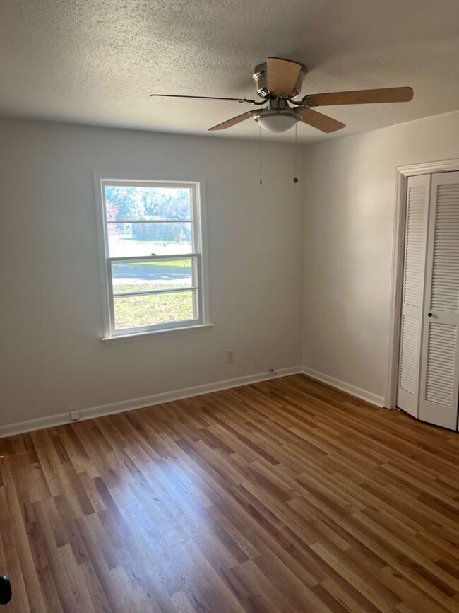 Building Photo - Charming Newly Renovated Duplex in Belmont...