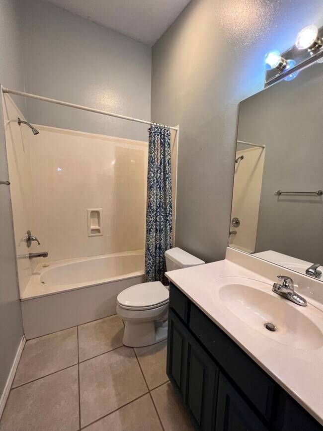 Building Photo - Beautiful Home In Oak Hollow Estates