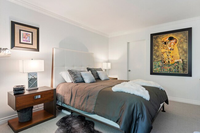 Building Photo - RARELY offered! Top floor three bedroom 2.5 bath El Escorial condo, fully furnished at East Beach.