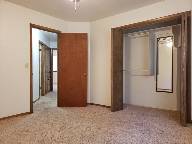 Building Photo - Available NOW! *** SPECIAL $200 OFF 1ST MONTH’S RENT***Fabulous Home on Huge Corner Lot with Circ...