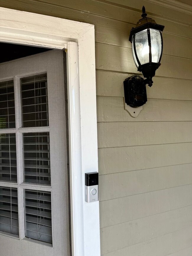 Building Photo - Quintessential Ventura 1 bed rear unit with LARGE, PRIVATE, BEAUTIFUL OUTDOOR LIVING AREA