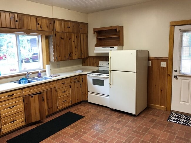 Building Photo - Great 4 Bed 3 Bath! Available June 1st