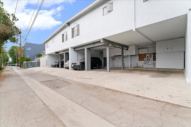 Building Photo - 2464 Penmar Ave