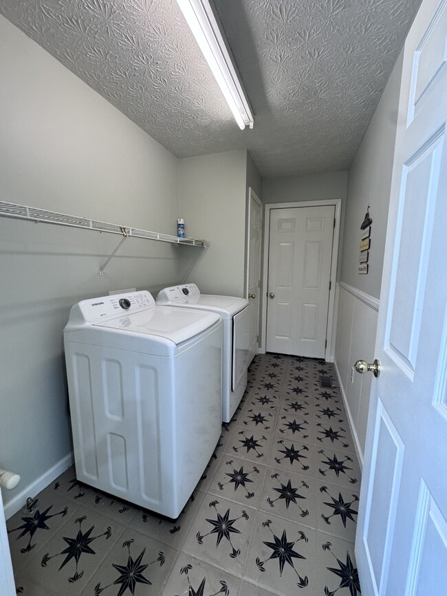 Building Photo - 330 Lisa Bella Ln