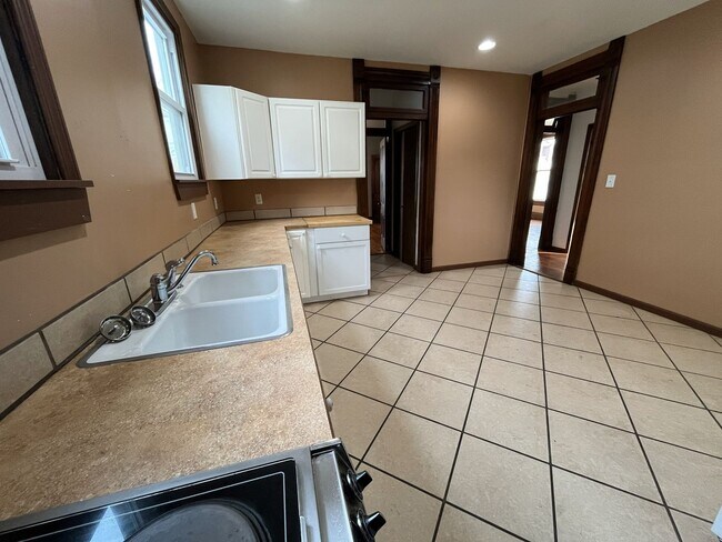 Building Photo - 2 Bedroom House For Rent