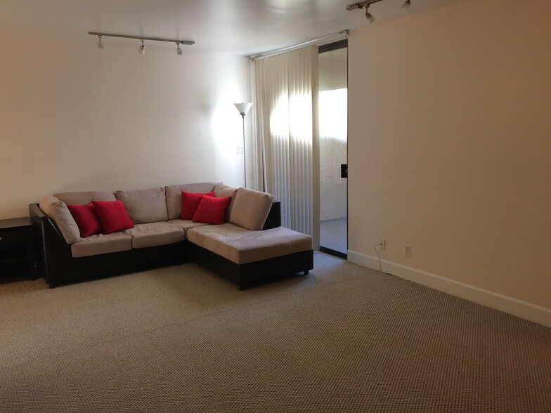 Building Photo - 1 Bed + 1 Bath Brentwood Now Leasing for 2026-2027 UCLA Housing