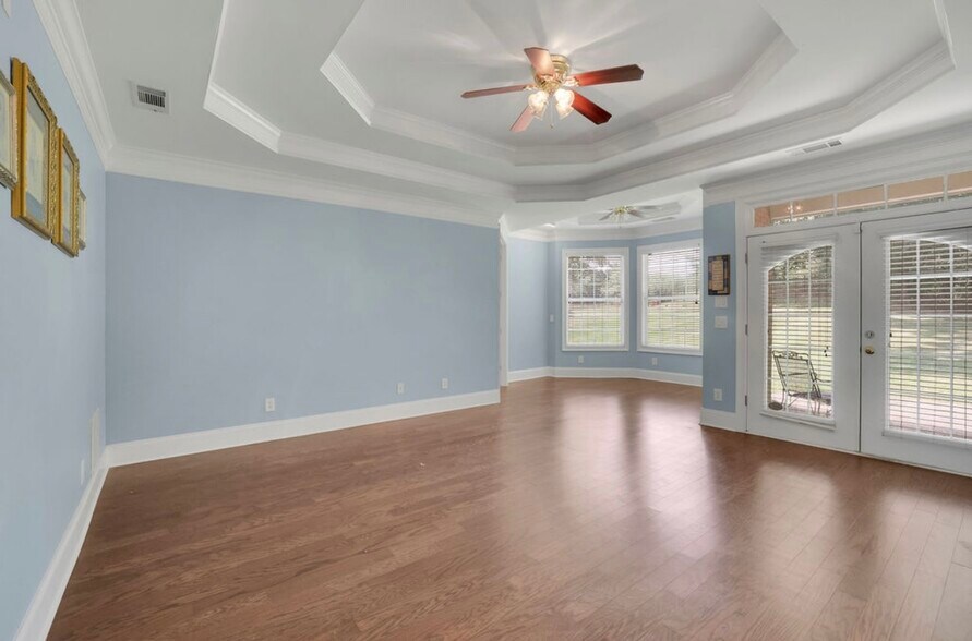 Building Photo - 8225 Seven Oaks Dr
