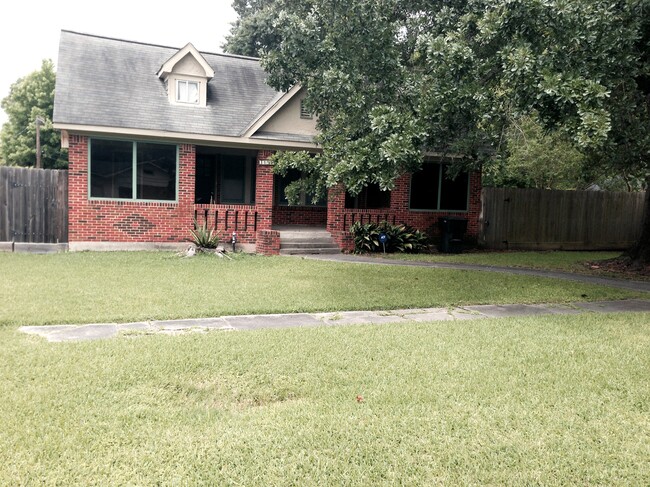 Newly remodeled brick duplex bungolow on large shaded & fenced corner lot - 4104 Dover St