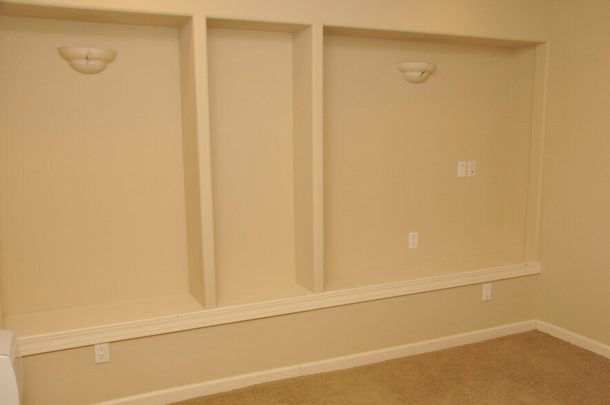 2nd bedroom - 5040 Ivanhoe Pl NE
