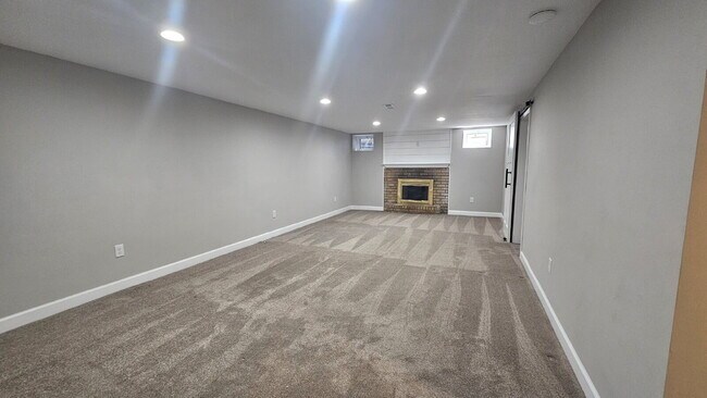 Building Photo - Amazing 4-Bedroom Retreat with 2 Full Baths and 2400 Sq Ft of Space in Minneapolis.