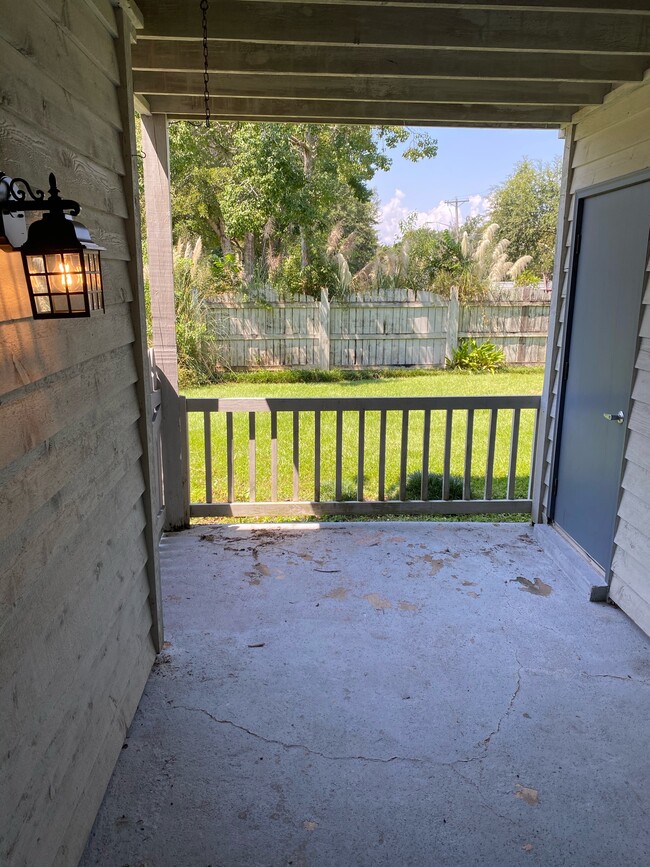 Building Photo - 200 Autumn Dr