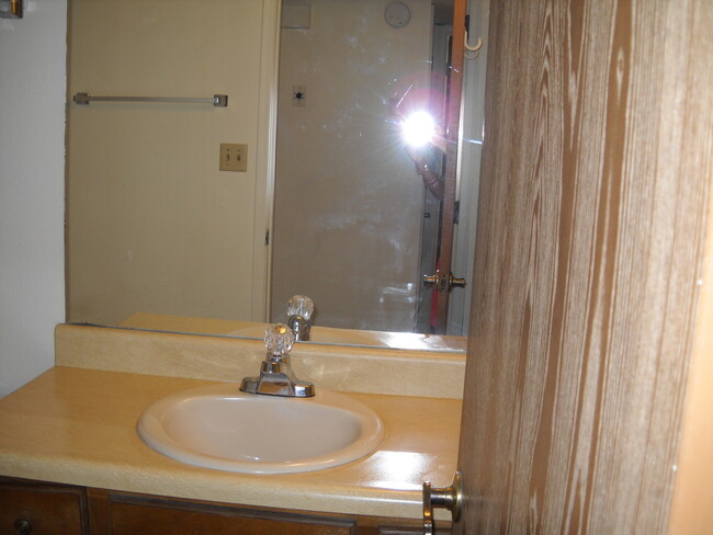 Building Photo - Cute unit in four plex
