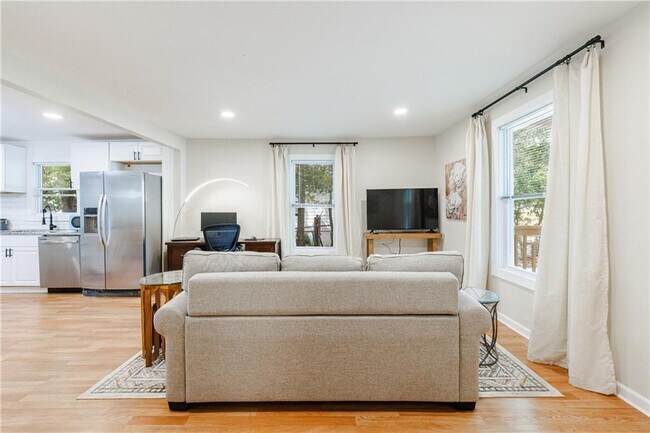Building Photo - 554 Oak Dr