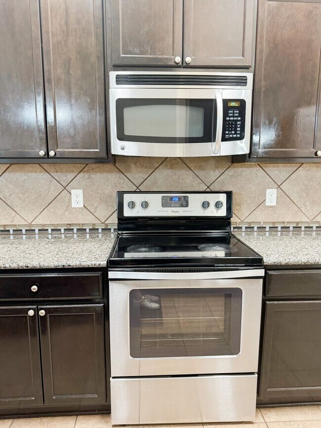 Building Photo - Perfect location! 4/2 home!