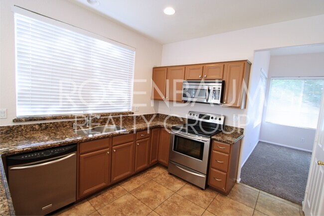 Building Photo - 5-beds, 3-baths Waterfront home in Gilbert...
