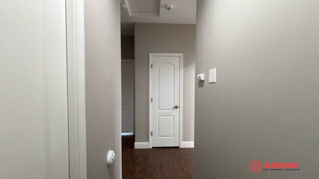 Building Photo - Stunning 3 Bedroom Home In Rosedale!