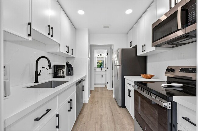 Building Photo - 800 Tropic Isle Dr