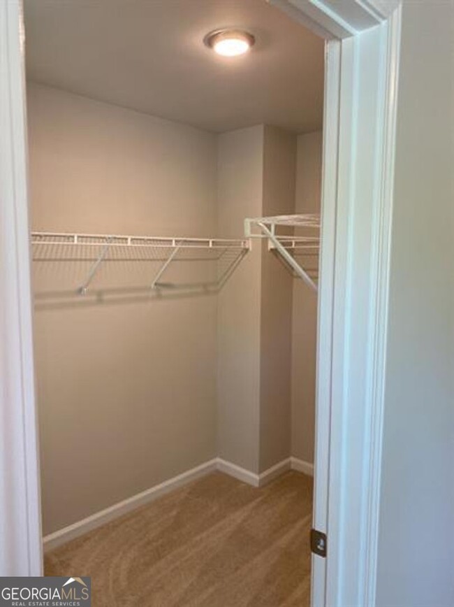 Building Photo - 3333 Thornbridge Dr